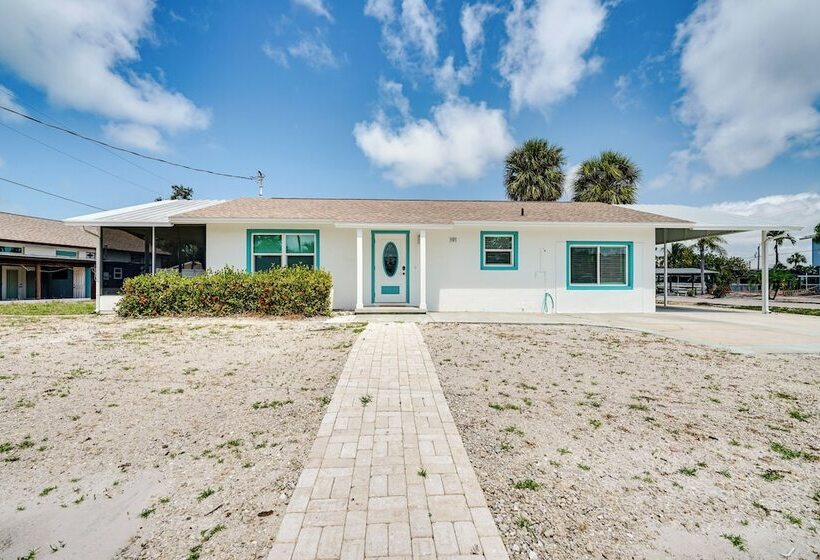 Fort Myers Beach House   1 Block To The Sand!