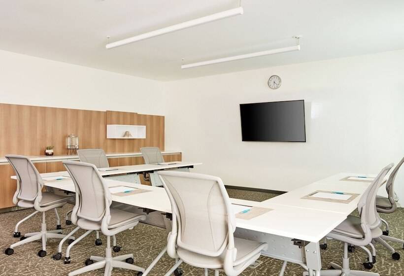 هتل Element Melbourne Oceanfront
