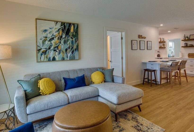 Private Pool + Bar: Palm Beach Gardens Getaway