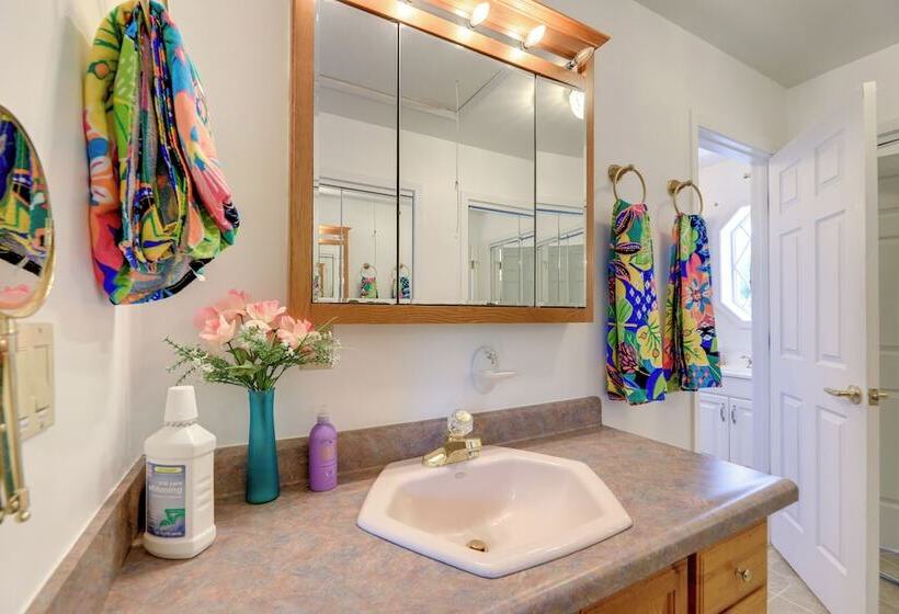 Newport Home W/ Private Balconies & Creek Access!