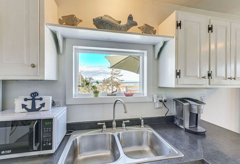 Peaceful Lubec Home W/ Views: Walk To Beach!