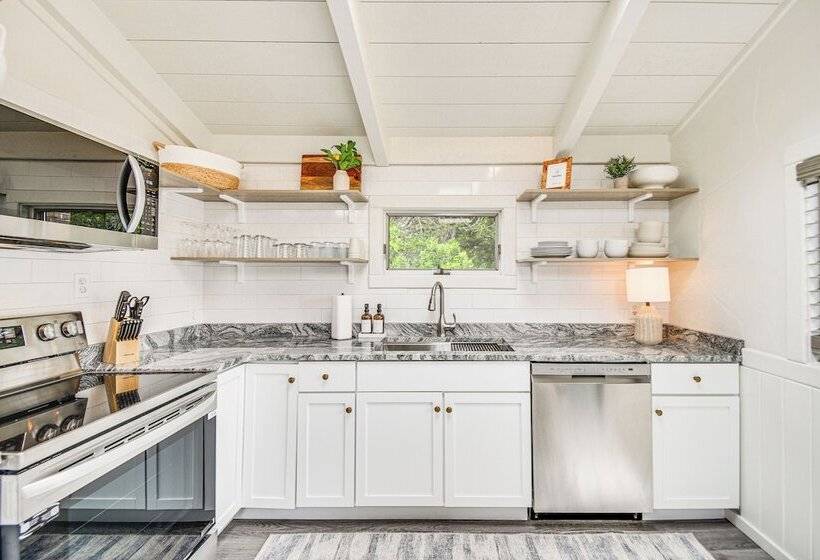 Pet Friendly Buxton Home W/ Balcony, 2 Mi To Beach