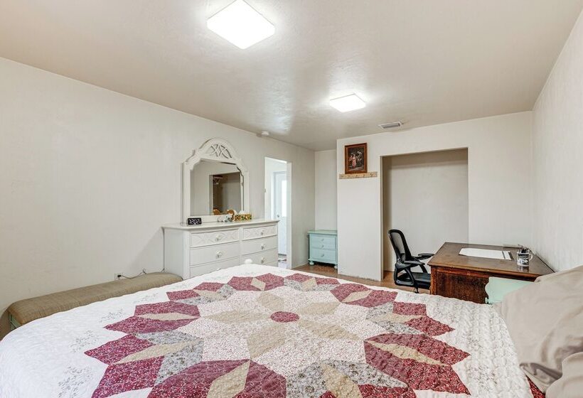 Quaint Archer Farmhouse: Peaceful & Quiet Setting!