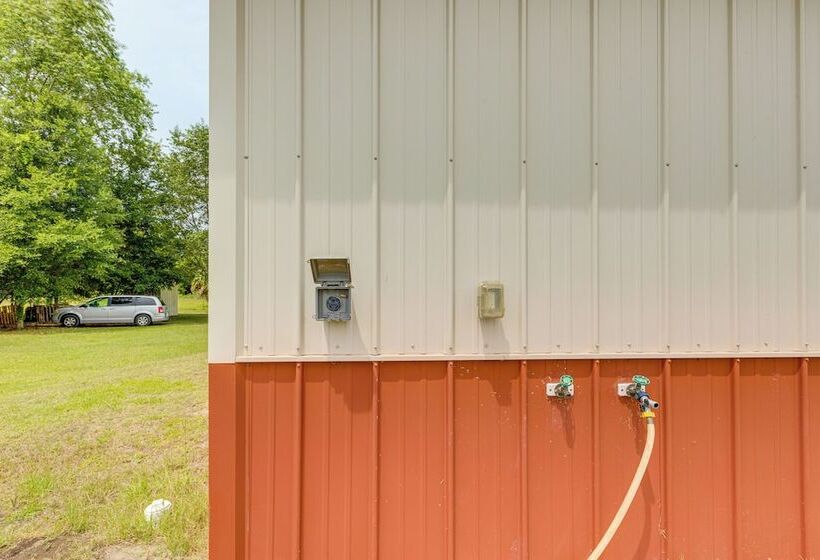 Quaint Archer Farmhouse: Peaceful & Quiet Setting!