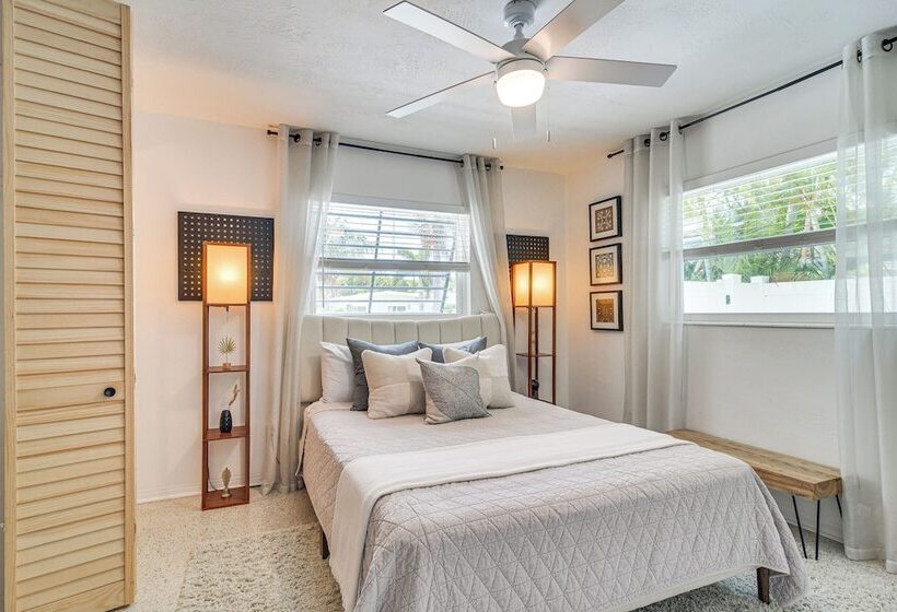 Redington Beach Coastal Retreat   Walk To Beach!