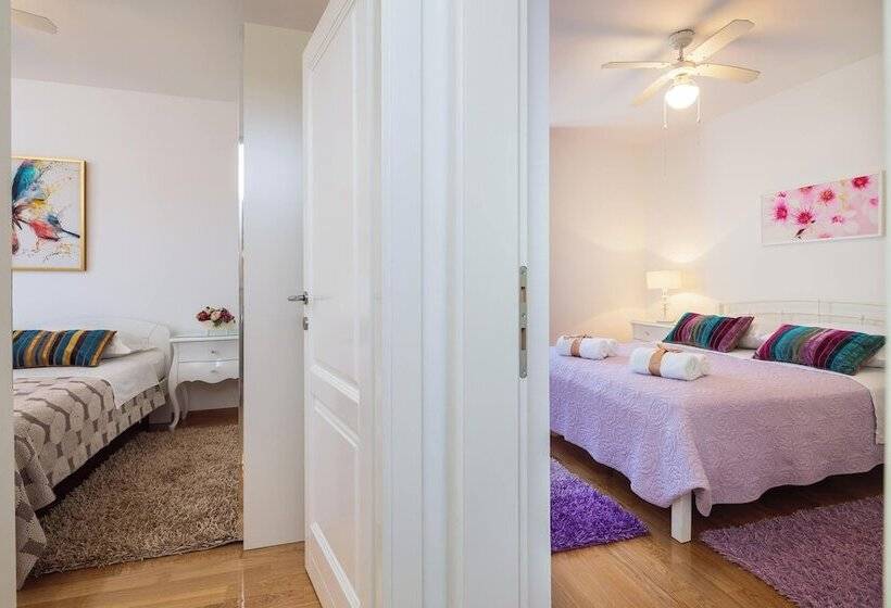 إقامة Impeccable 3 Bed House In Supetar