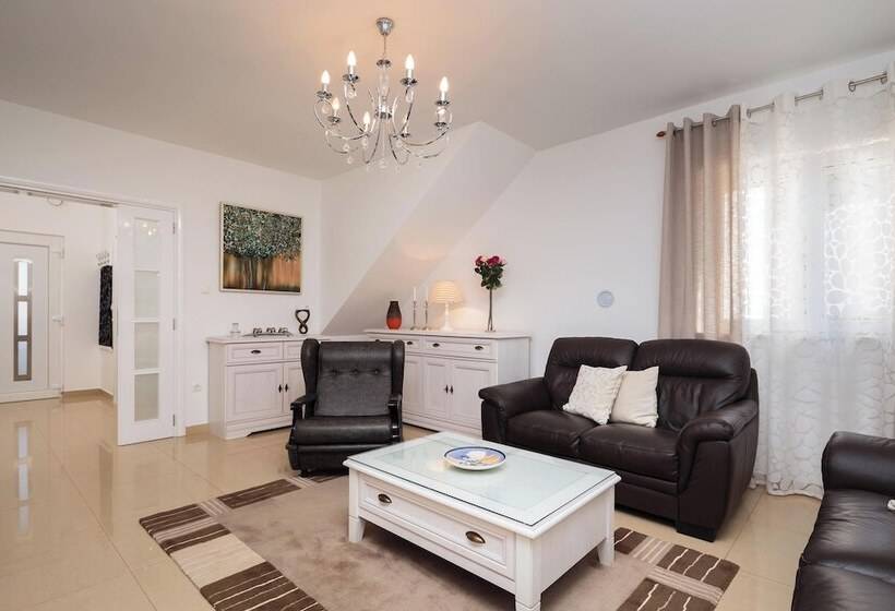 إقامة Impeccable 3 Bed House In Supetar