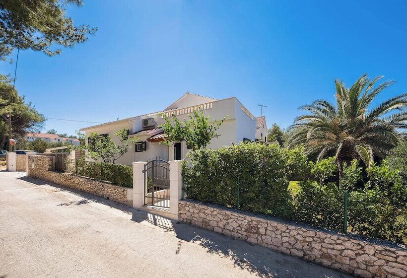 إقامة Impeccable 3 Bed House In Supetar