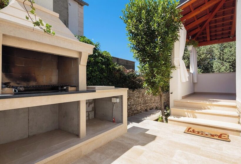 إقامة Impeccable 3 Bed House In Supetar