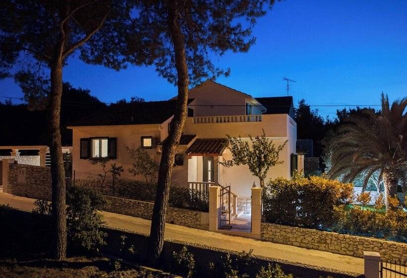 إقامة Impeccable 3 Bed House In Supetar