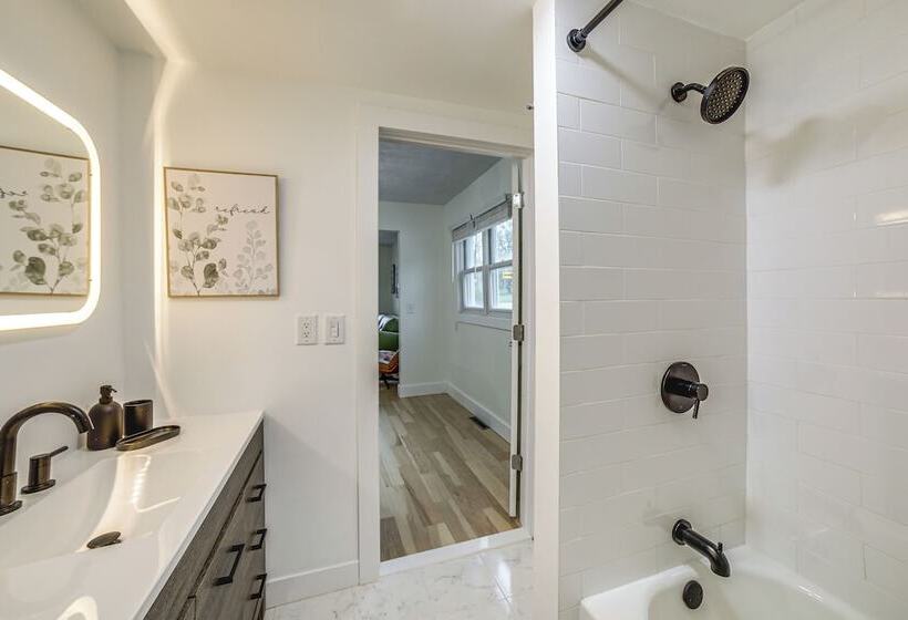 Serene South Haven Retreat W/ Deck: 1 Mi To Dtwn!