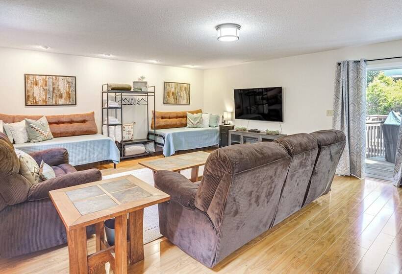 Lake & Pool Access: Spacious Home In Newland