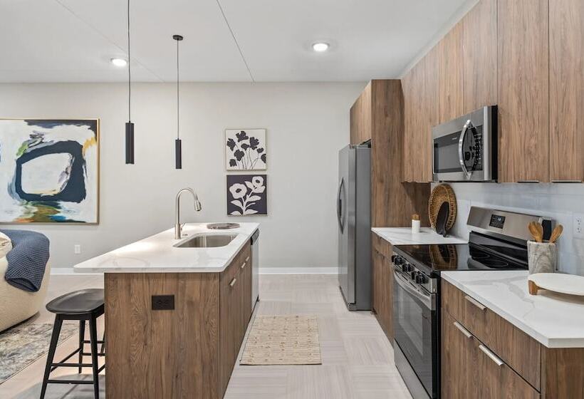 Landing At The 600 Apartments