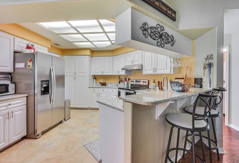 Zephyrhills Home   Lanai & Grill, Near Theme Parks