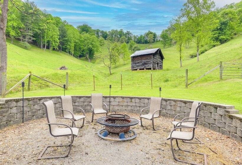 Cozy Mars Hill Farmhouse W/ Scenic Views