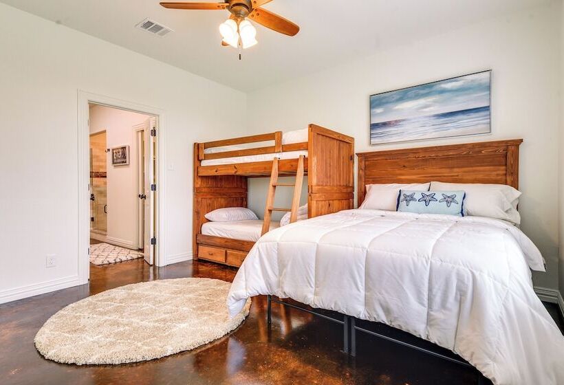 Granbury Home: Across The Street From Boat Ramp!