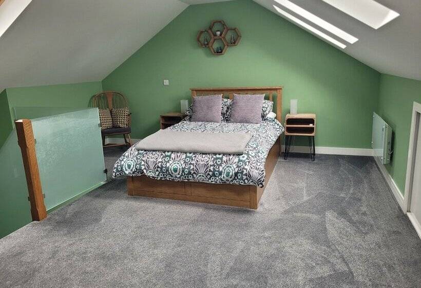 فندق Forest Cedar Lodge, Cinderford, Sleeps 4