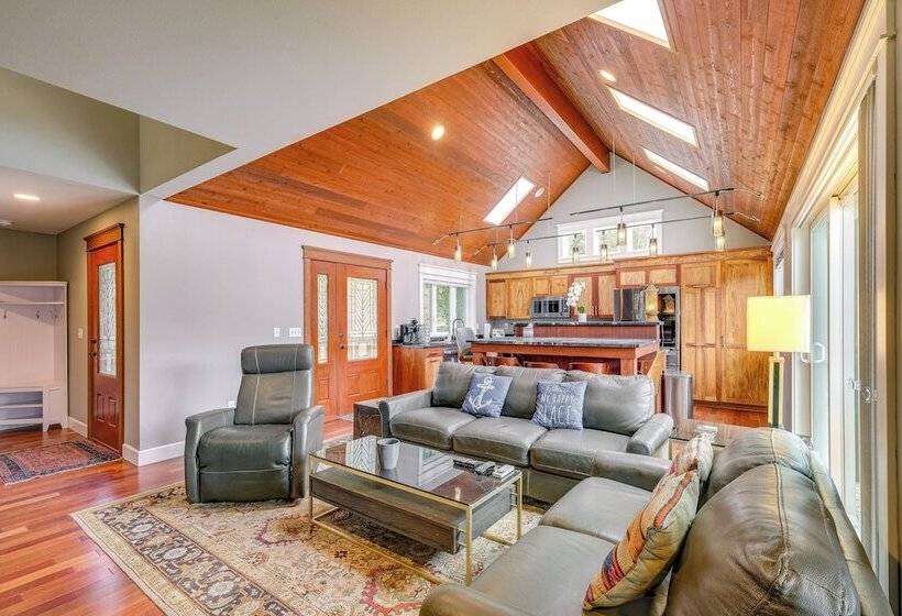 Lakefront Washington Home W/ Grill, Dock & Kayaks!