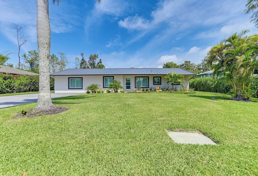 Naples Escape W/ Furnished Patio & Private Pool!