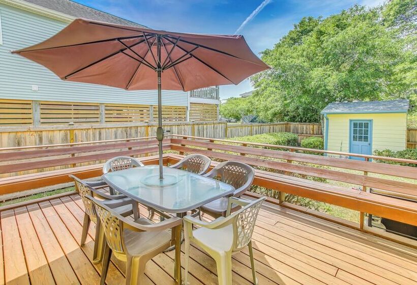 Oak Island Family Vacation Home < 1 Mi To Beach!