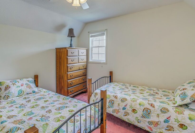 Oak Island Family Vacation Home < 1 Mi To Beach!