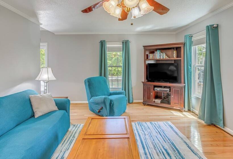 Oak Island Family Vacation Home < 1 Mi To Beach!