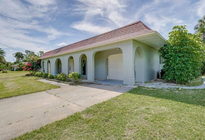 Port Charlotte Retreat W/ Lanai + Private Pool!