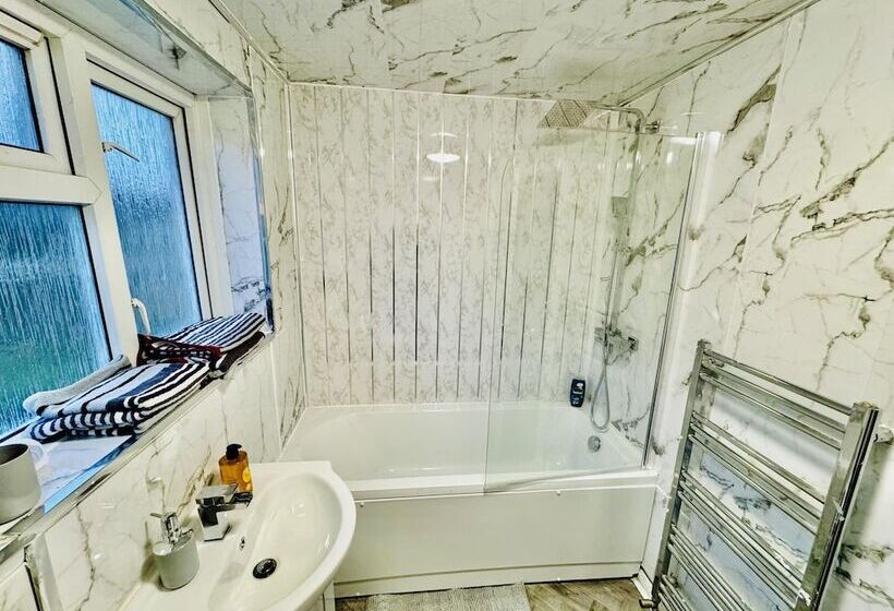 اقامتگاه 4 Bedrooms Full House Stourbridge Birmingham