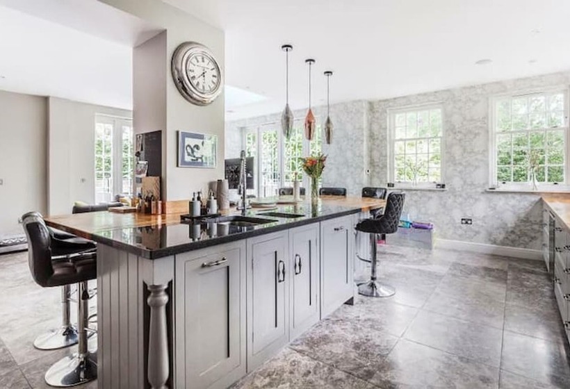 레지던스 Captivating 5 Bed House In Woking