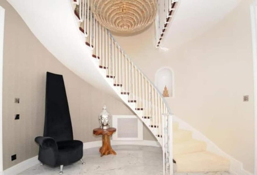 레지던스 Captivating 5 Bed House In Woking