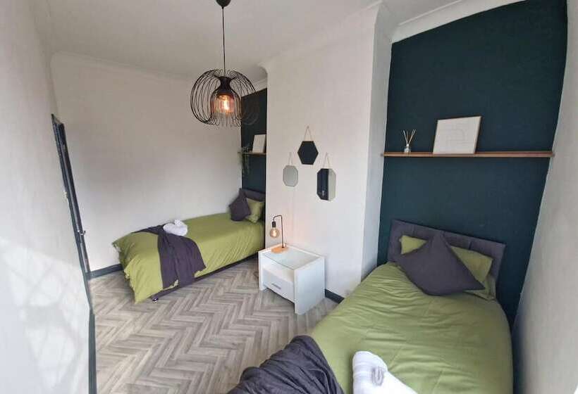 إقامة Charming 4 Bed House In Wednesbury