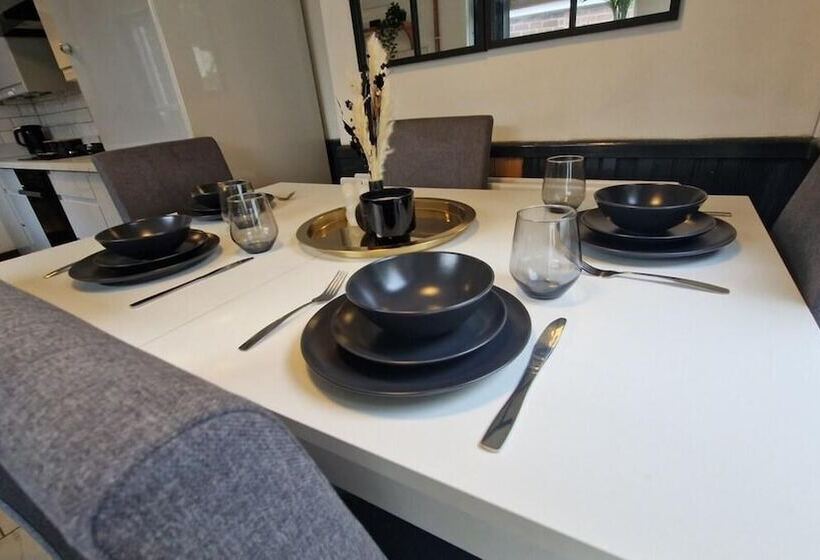 إقامة Charming 4 Bed House In Wednesbury
