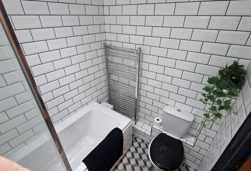 إقامة Charming 4 Bed House In Wednesbury