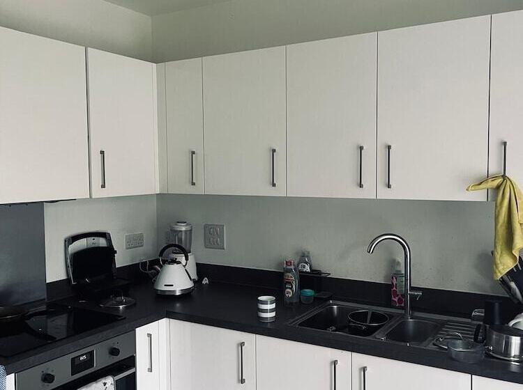 اقامتگاه Immaculate 4 Bed House In Chelmsford