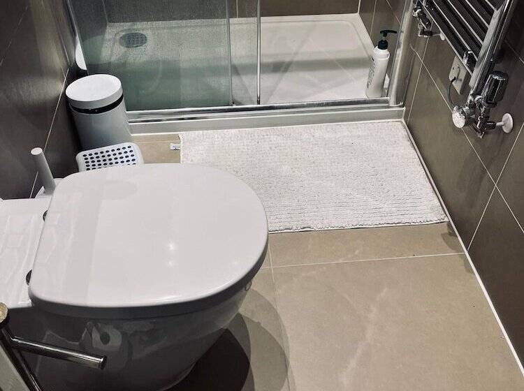 اقامتگاه Immaculate 4 Bed House In Chelmsford