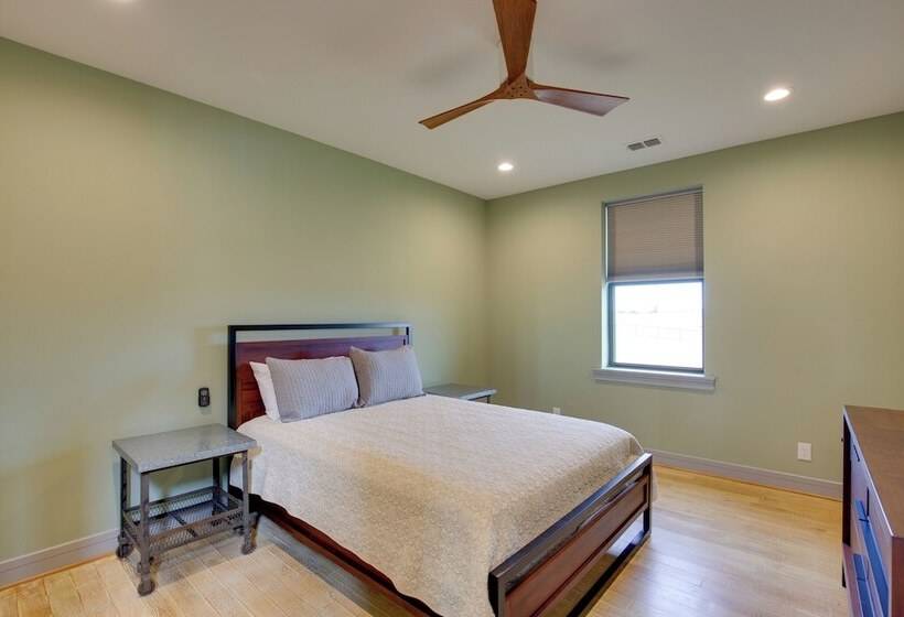 Sprawling Kaufman Home W/ On Site Lake & Fire Pit