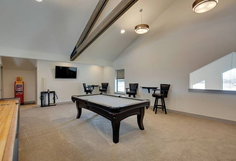 Sprawling Kaufman Home W/ On Site Lake & Fire Pit