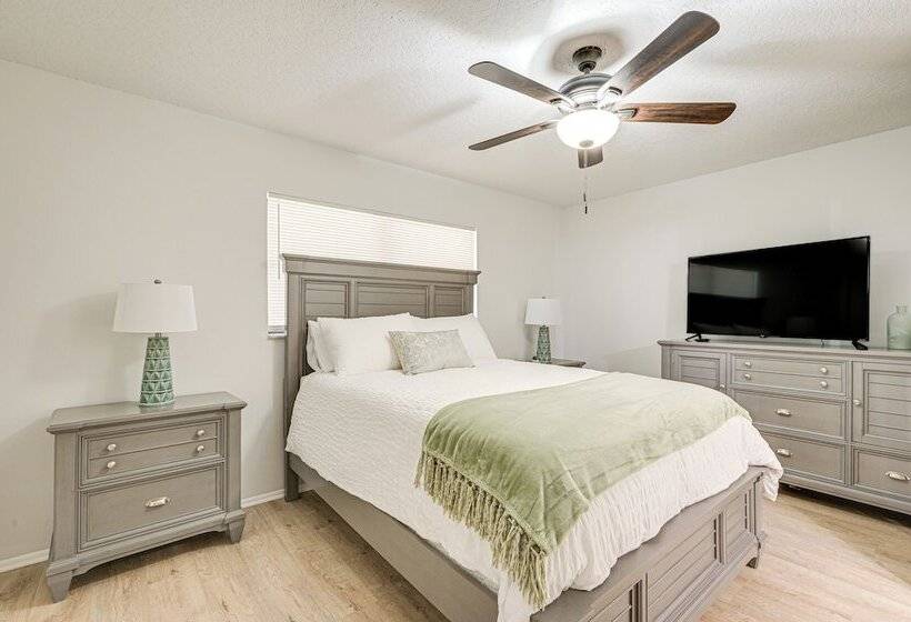 Spring Hill Home W/ Pool, Bbq Grill & Outdoor Tv!