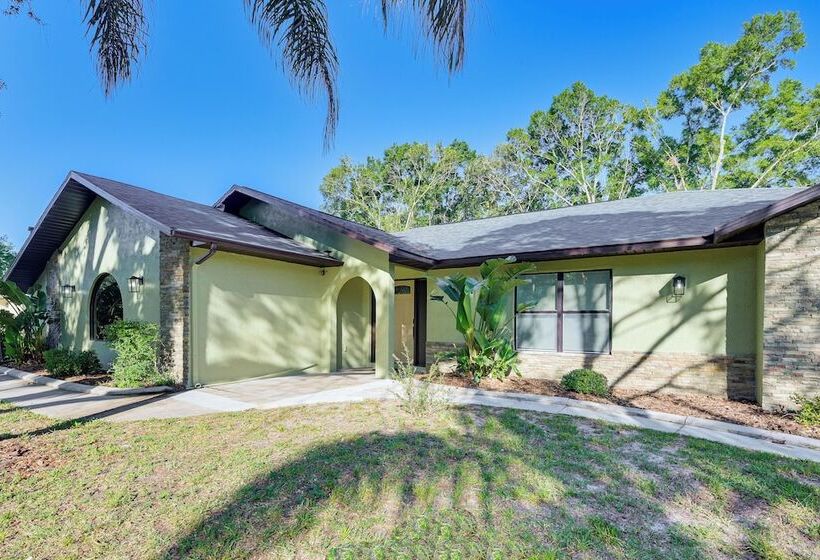 Spring Hill Home W/ Pool, Bbq Grill & Outdoor Tv!