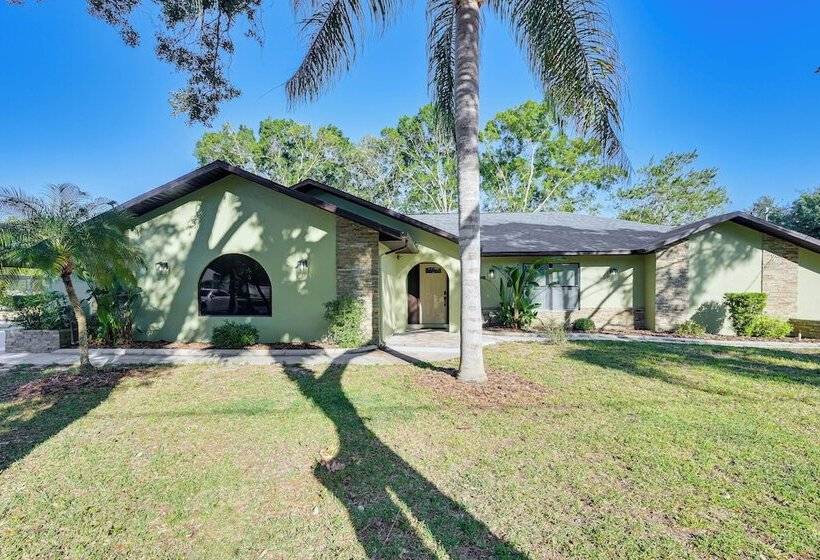 Spring Hill Home W/ Pool, Bbq Grill & Outdoor Tv!