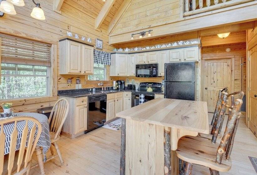 Wanderlust Cabin  W/ Deck & Lovely Mountain Views