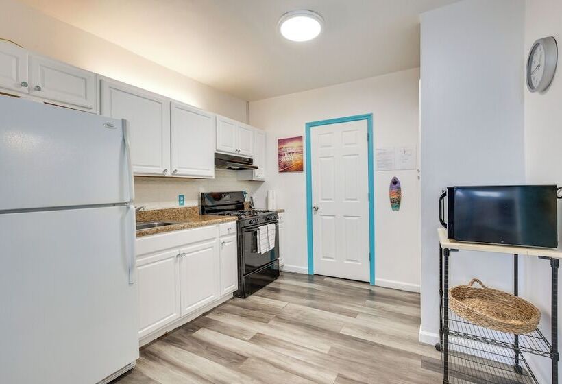 Hollywood Beach Bungalow Near Golf: Pets Welcome!