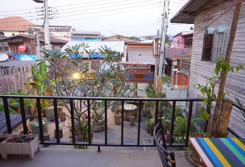 هتل Chiangkhan Modern Home