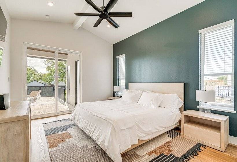 Luxe Texas Retreat W/ Dock Access   Near Lake Lbj!