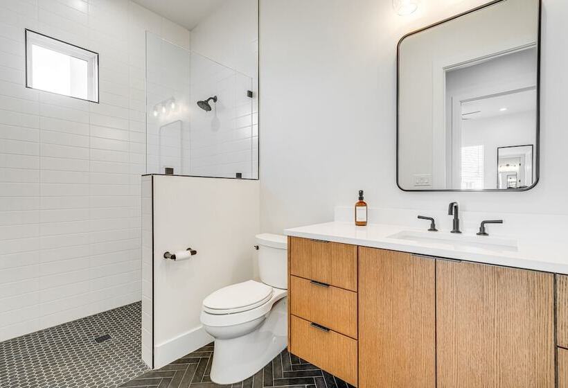 Luxe Texas Retreat W/ Dock Access   Near Lake Lbj!