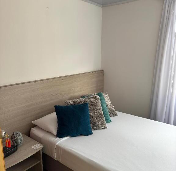 تختخواب و صبحانه Zivá Hostal