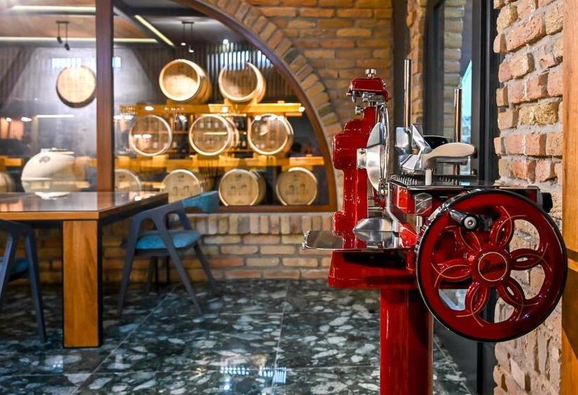 هتل Dve Kule Resort & Winery