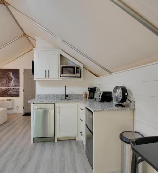 אתר נופש Launch Pad Luxury Glamping Tent Space Theme
