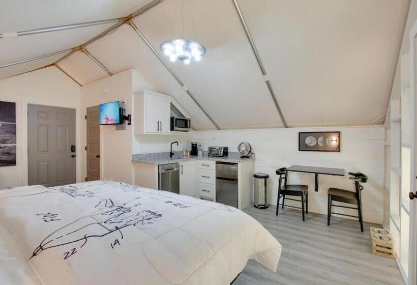 אתר נופש Launch Pad Luxury Glamping Tent Space Theme
