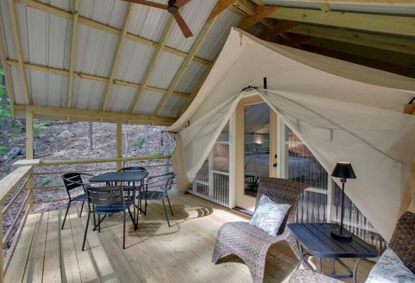 אתר נופש Launch Pad Luxury Glamping Tent Space Theme